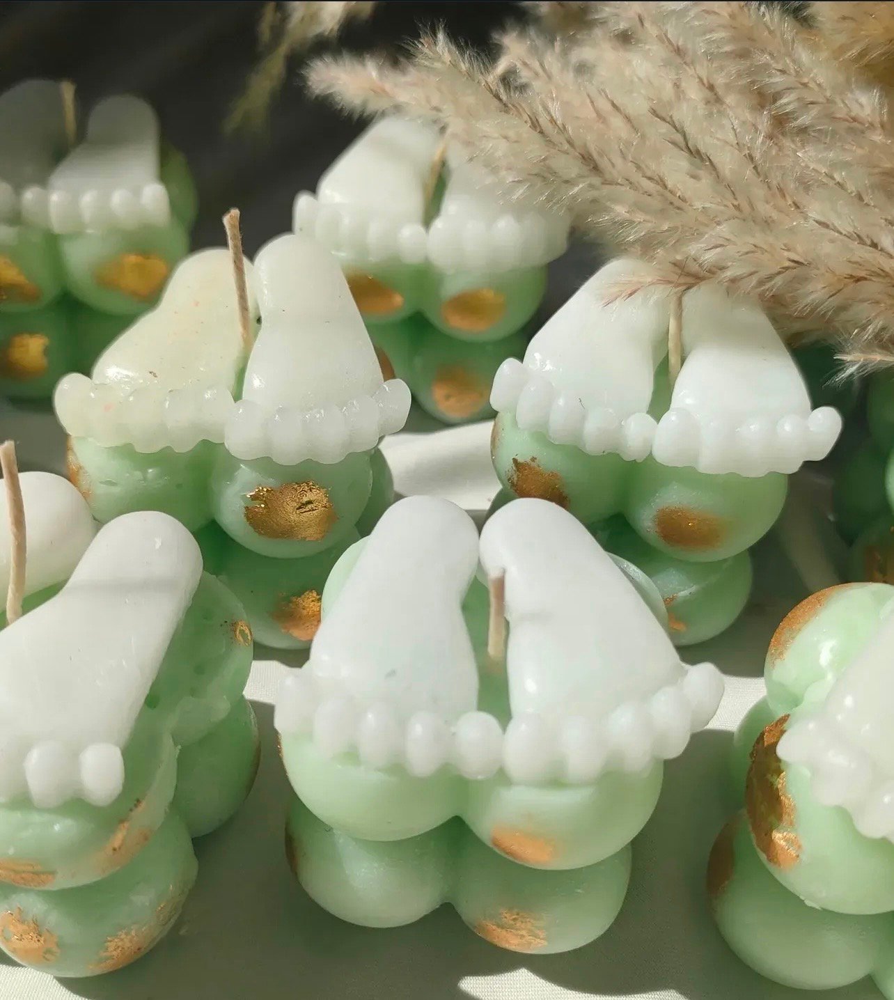 Bubble candle with feet